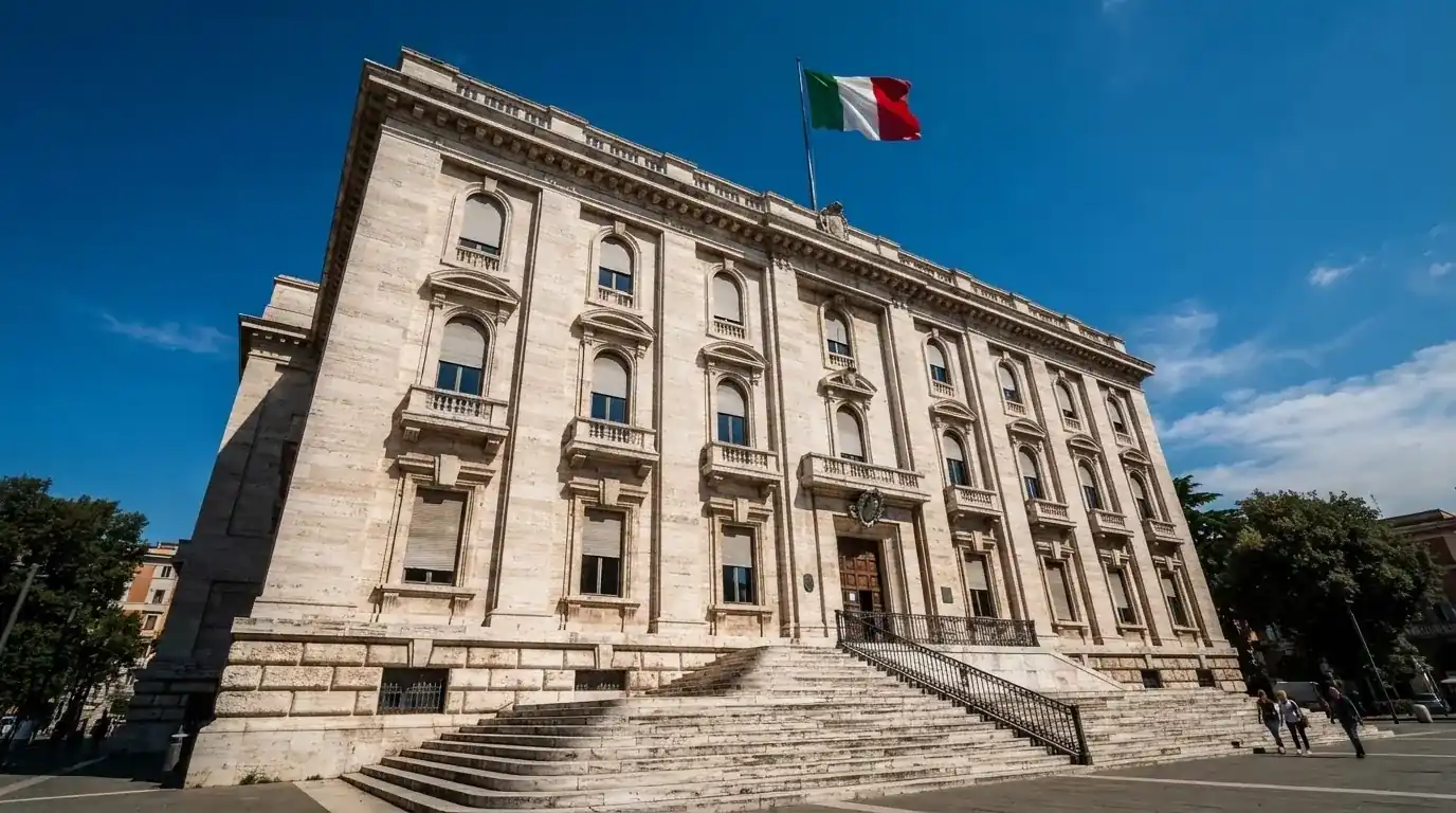 Un edificio governativo italiano con bandiera al vento fotografato dal basso in una giornata di sole.