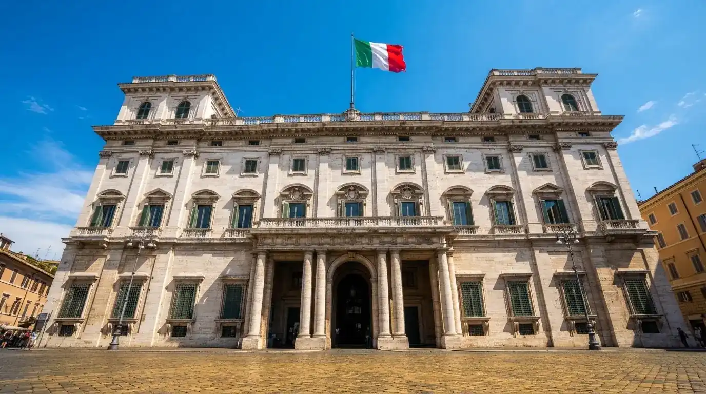 Un edificio governativo italiano con bandiera al vento fotografato dal basso in una giornata di sole.